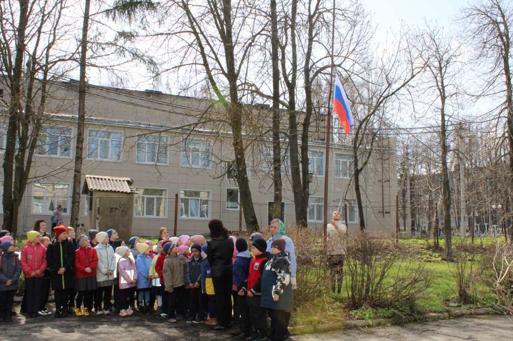 В Архангельской средней школе подняли флаг России.