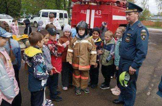 Первоклассники Архангельской школы попробовали себя в роли пожарных.