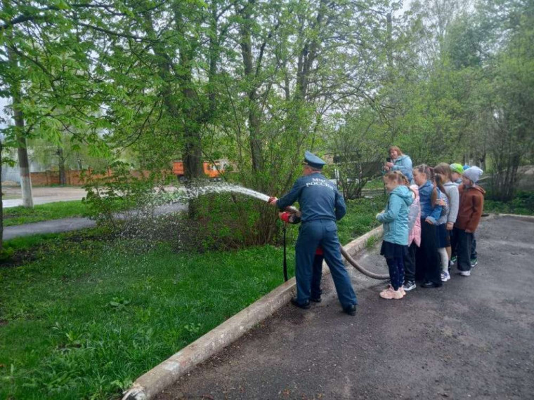 Первоклассники Архангельской школы попробовали себя в роли пожарных.