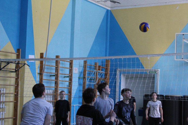 Соревнования по волейболу среди сборных команд 8 – 11 классов..