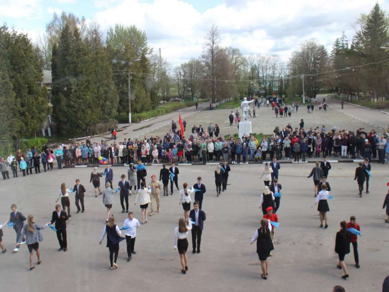 Учащиеся Архангельской средней школы приняли участие в патриотической акции «Синий платочек».