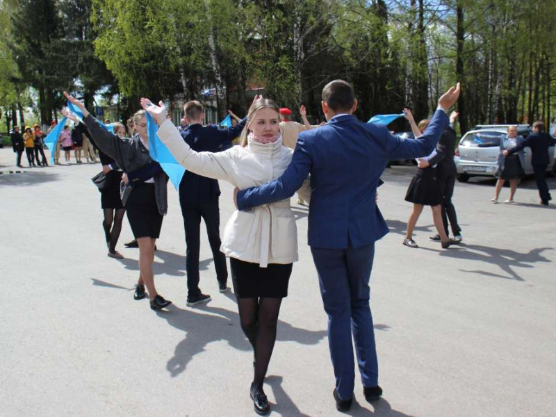 Учащиеся Архангельской средней школы приняли участие в патриотической акции «Синий платочек».